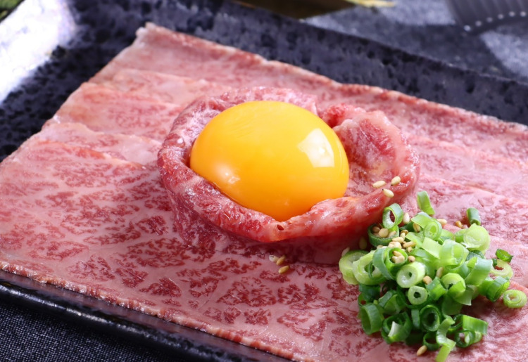 〈肉刺し〉極上和牛のスライスユッケ