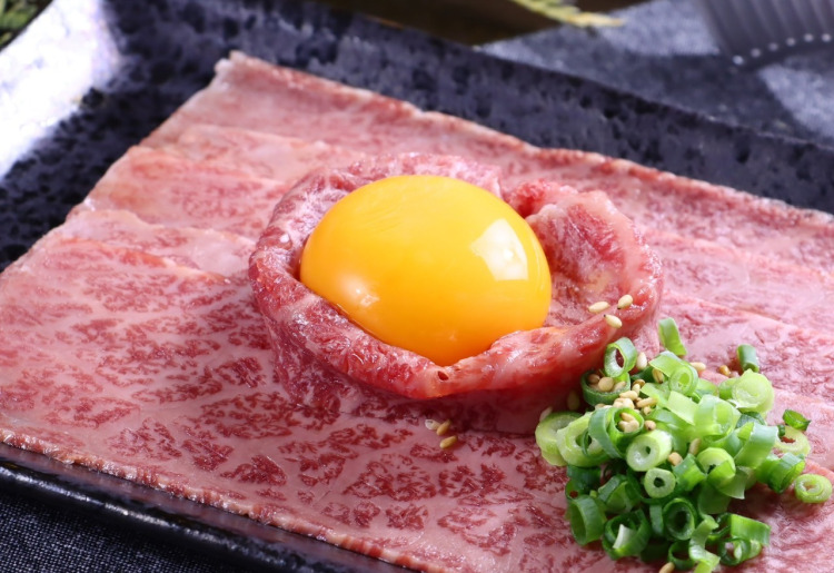極上和牛のスライスユッケ